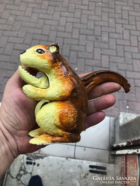 Mogyoró törő mókus, fémből, kézzel festett, 14 cm-es magasságú, működő