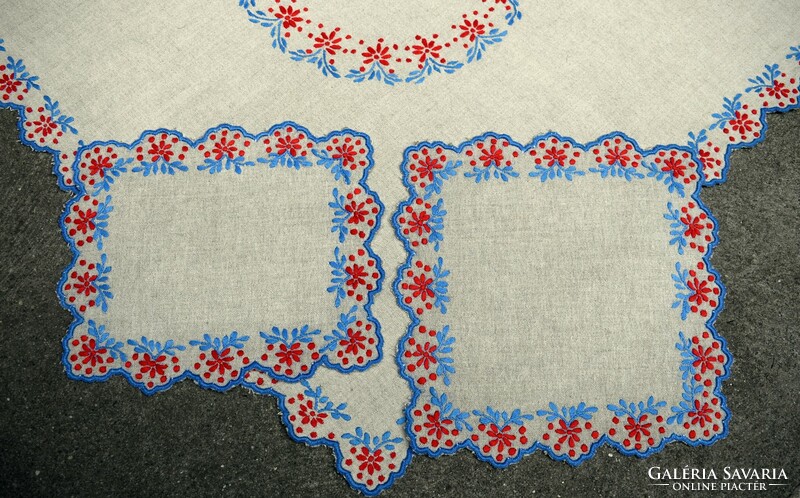 Hímzett vászon terítő , abrosz , asztalterítő garnitúra 4 dararb , 77 cm , 56 cm , 28 cm , 25 cm