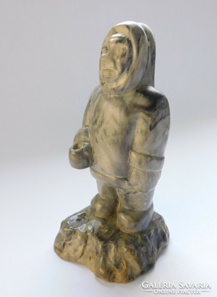 Eskimo statue - carved handmade grease stone figure - thorn, Canada 13 cm