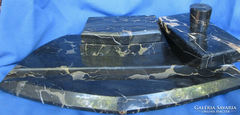 Old marble with two ink jars with glass inserts + trapper, 36 x 19.5 cm, 2 felts are missing from the bottom.