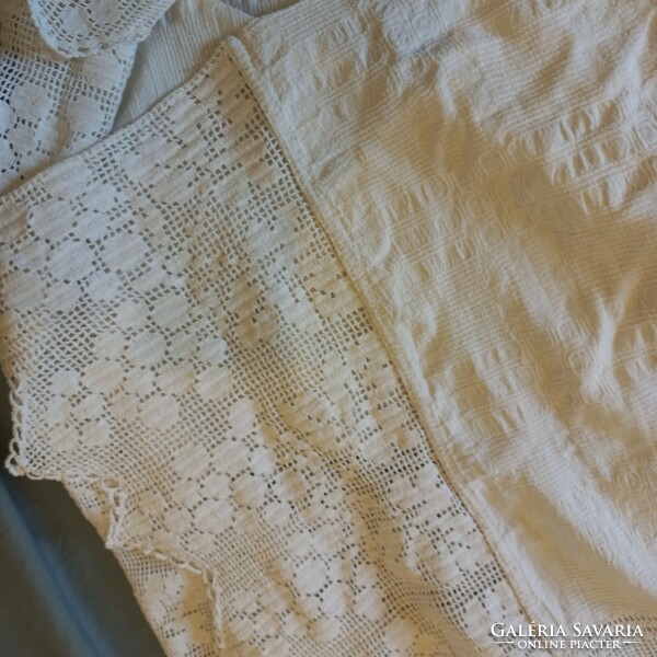 Strong woven tablecloth with lace insert