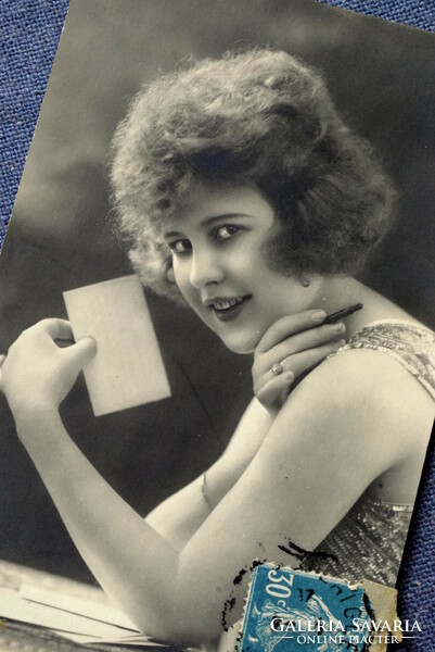 Régi fotó képeslap  levelet író hölgy