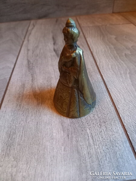 Szépséges antik réz kisasszony csengő (10,7x5,8 cm)