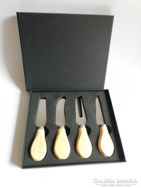 Cheese serving set in a box