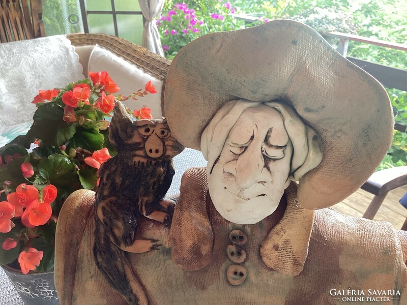 Vertel Andrea keramikus művész samott kisplasztikája. “Hölgy macskával”
