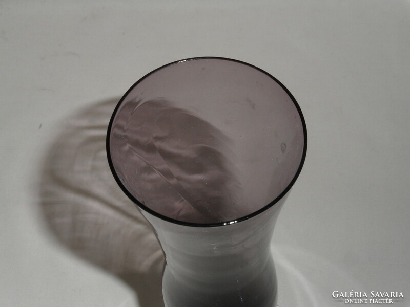 Lila öntött üveg váza