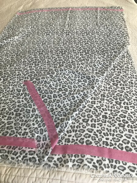 Hatalmas pamut és viszkóz keverék sál leopárd mintával, 200  x 130 cm