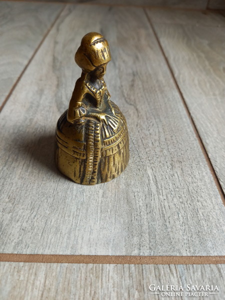 Meseszép antik réz kisasszony csengő (8x5 cm)