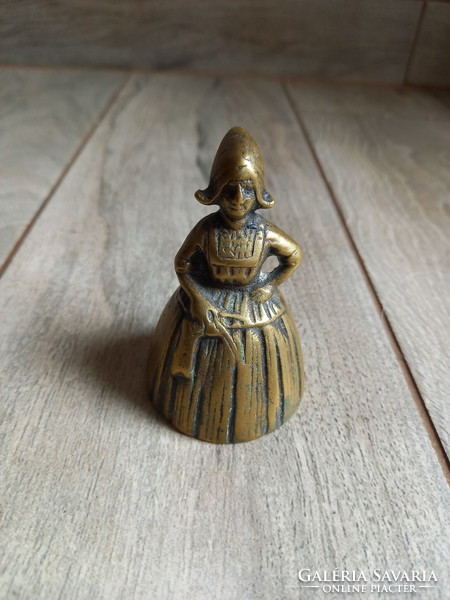 Érdekes antik réz kisasszony csengő (8x5 cm)