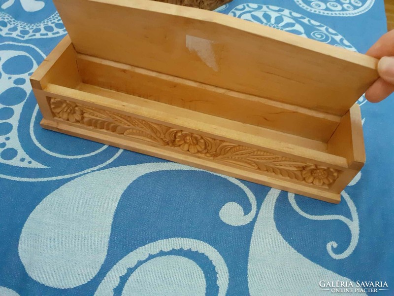 Carved desktop pen holder wooden box - beautiful carving with floral pattern - marked t.I.