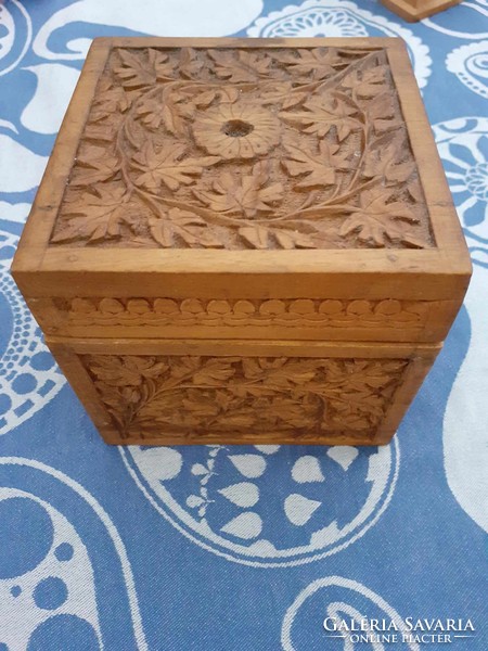 Carved cube-shaped wooden box (defective) - good quality, beautiful carved leaf ornamentation