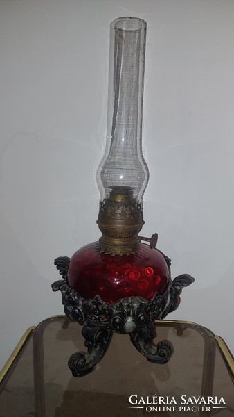 Antik petróleumlámpa bíbor színű, nagyobb méretű üveg tartállyal