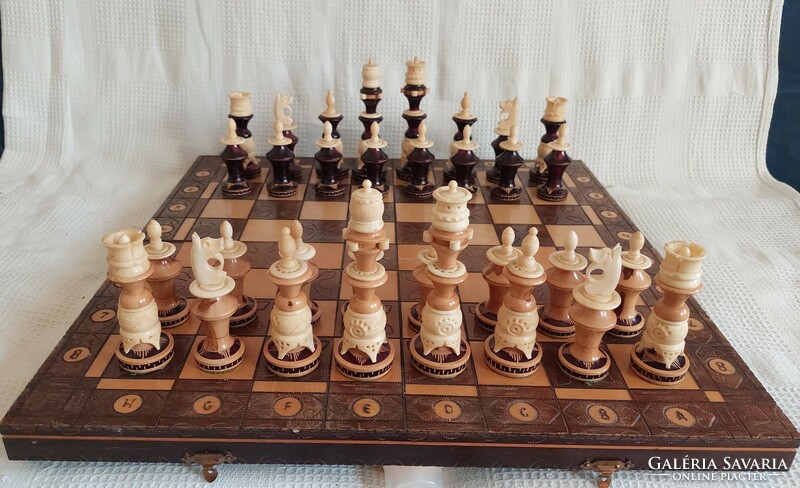 Fa sakk készlet különleges, nagyobb méretű figurákkal
