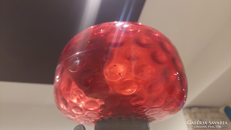 Antik petróleumlámpa bíbor színű, nagyobb méretű üveg tartállyal