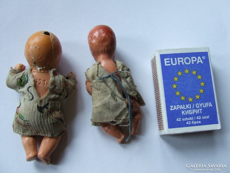 Régi, antik mini, miniatűr kerámia és festett porcelán baba egyben-az egyik sérült