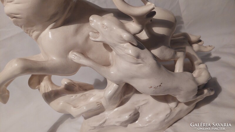 L.Hota szarvasvadászat jelenet porcelán szobor