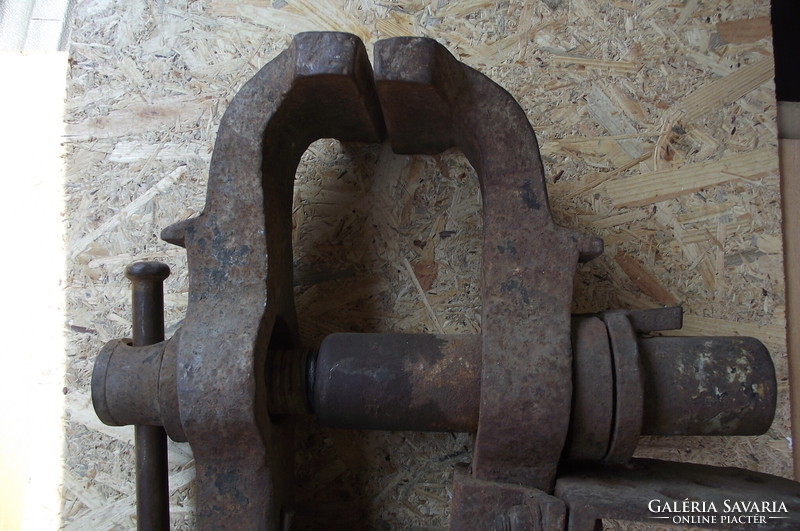 Antique large blacksmith vise.