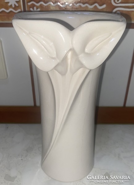 Festetlen mázas kerámia fajansz váza jelzett virág díszítéssel