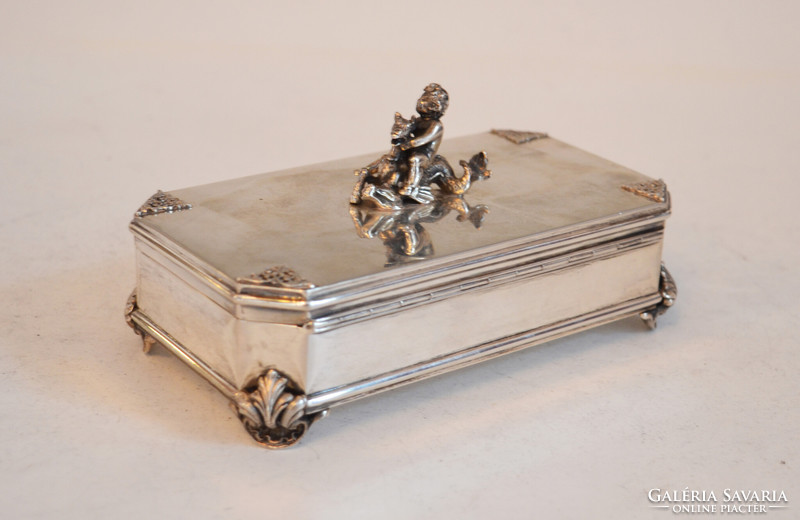 Ezüst doboz - mitikus lényen lovagló gyermek figurával