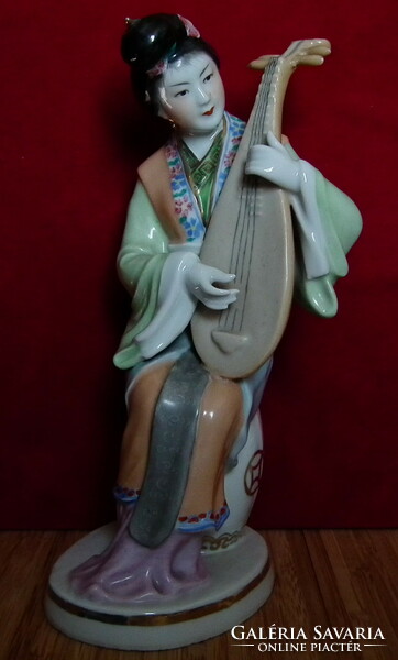 Porcelain geisha with plucked instrument 20.5 cm