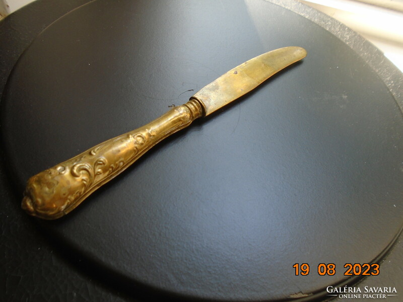 1850 aranyozott 800 ezüst nyelű kés , trébelt, poncolt  mintákkal, mesterjellel