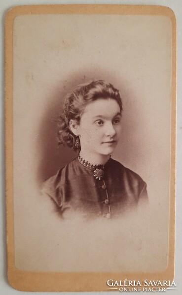 Antik vizitkártya (CdV) fotó, női portré Doctor és Kozmata műterme Pesten, 1860-as évek