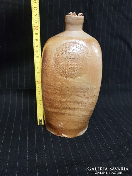 Antik cserép ásványvizes palack