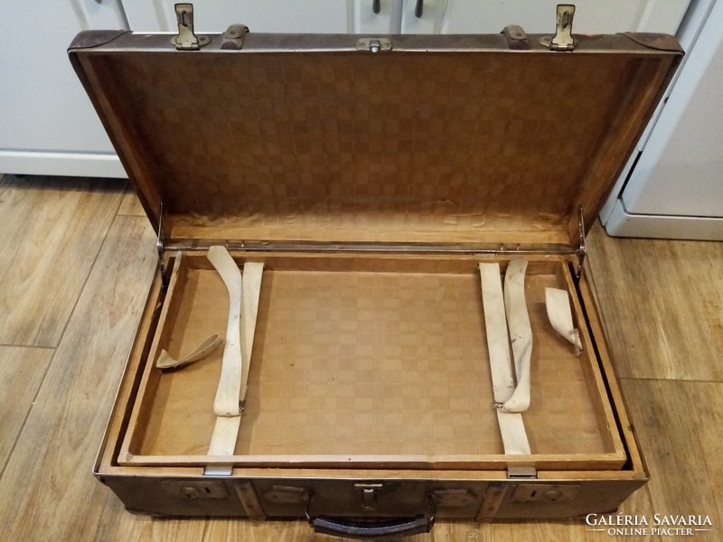 Fa bordás, tálcás, antik bőrönd. 65 x 38 x 23 cm.