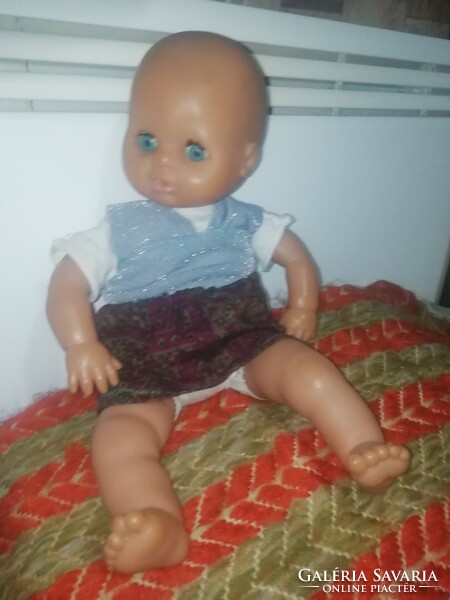 Retro sírós baba eredeti ruhában