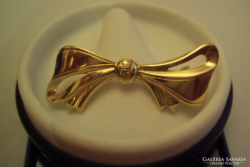Brand new, 14 carat gold, bow-shaped brooch (pin) with safety lock.