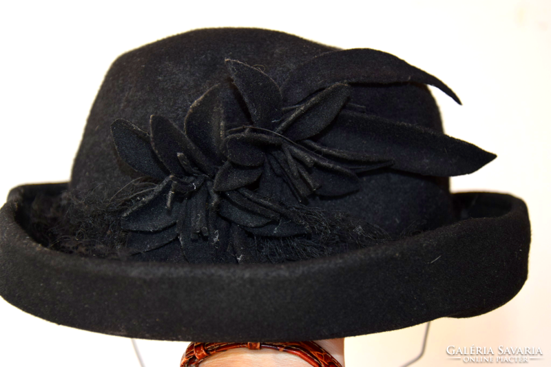 Art Deco Fekete Posztó virágokkal női kalap kiegészítő kellék színház