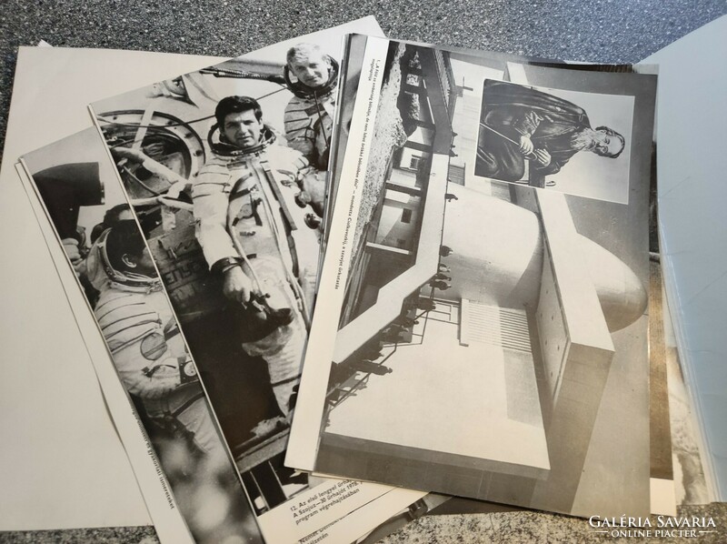 People in outer space... 27 contemporary photos in a folder. Kossuth book publisher - complete..