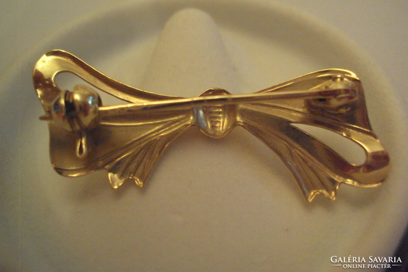 Brand new, 14 carat gold, bow-shaped brooch (pin) with safety lock.