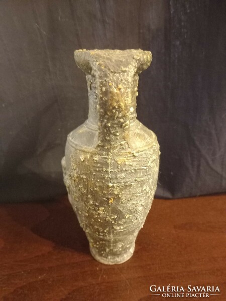 A beautifully crafted vase. Injured!