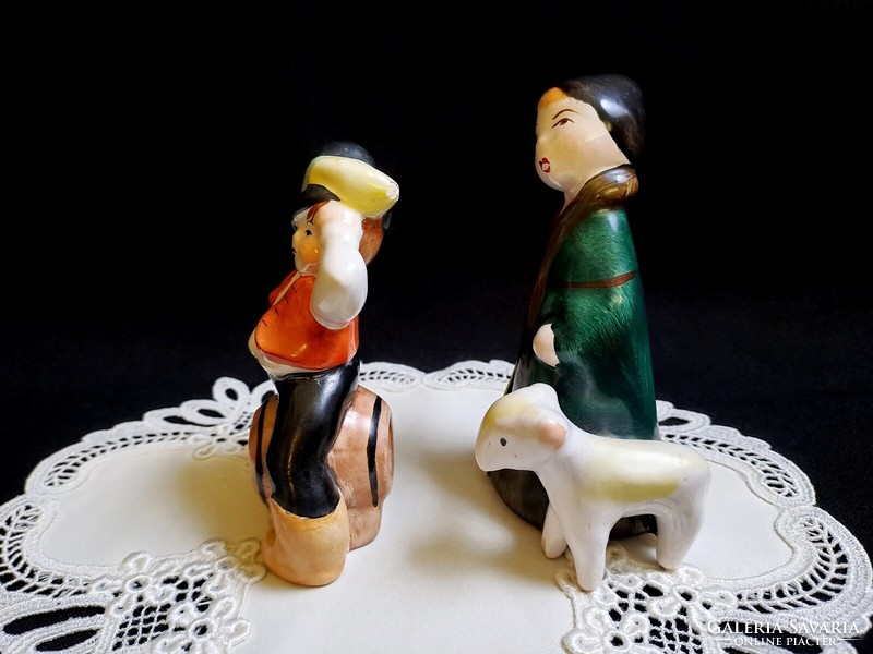 Bodrogkeresztúri kerámia boros hordón ülő kalapos fiú és juhász báránnyal