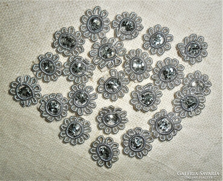 22 old applicable silver-colored clothing ornaments. 1.2 Cm