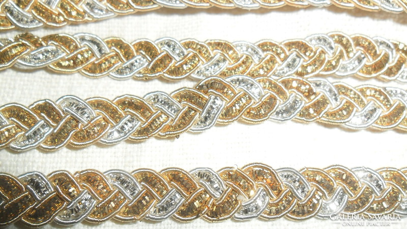 Régi applikálható arany+ezüst színű ruhadísz  270 cm x 1 cm .