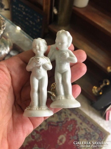 Porcelán baba pár, szobrok, kette,. 10 cm-es nagyságúak.