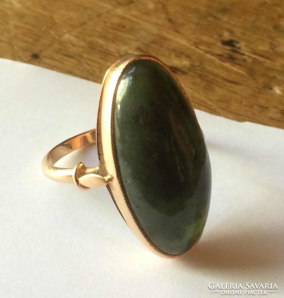 Arany  gyűrű, nagyméretű  zöld (topáz/jade) kővel, orosz  fémjellel.