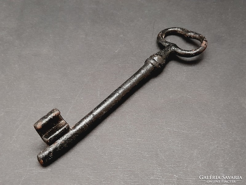 Antik nagyméretű kulcs, pince kulcs, 12,3 cm.
