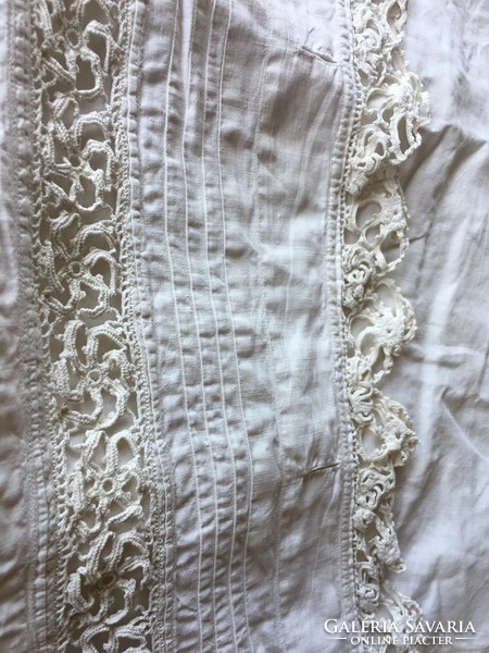 Antique quilt button cover with lots of lace (a015)
