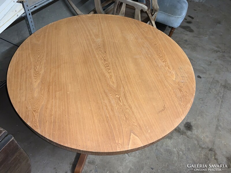 Round salon table