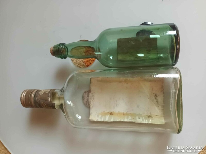 Régi külföldi cimkés likőrös üvegek