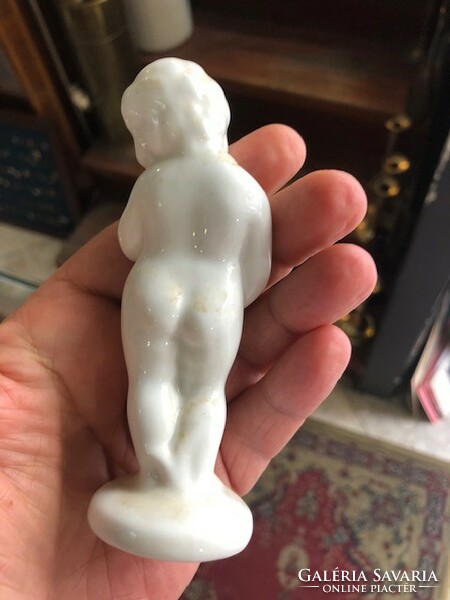 Meztelen kisfiú, porcelán szobor, 12 cm-es magasságú.