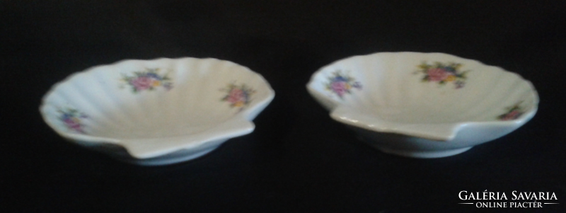 2 Shell-shaped porcelain ashtrays