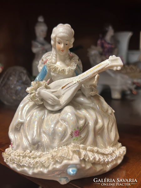 Porcelán barokk arisztokrata hölgy gitárral csipkés ruhában