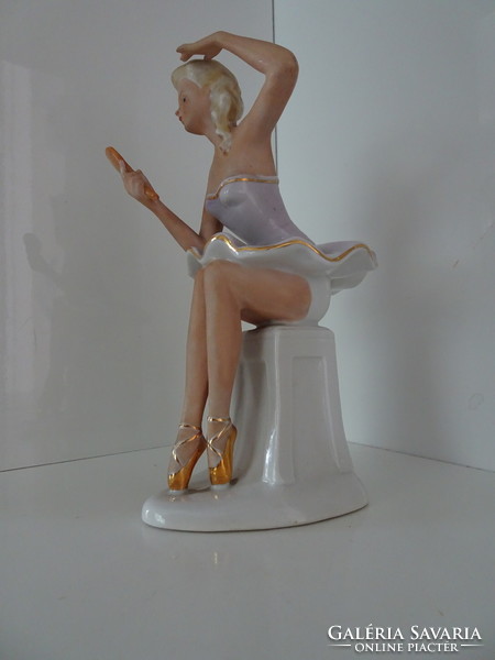FASOLD & STAUCH WALLENDORF hibátlan haját fésülő porcelán balerina.