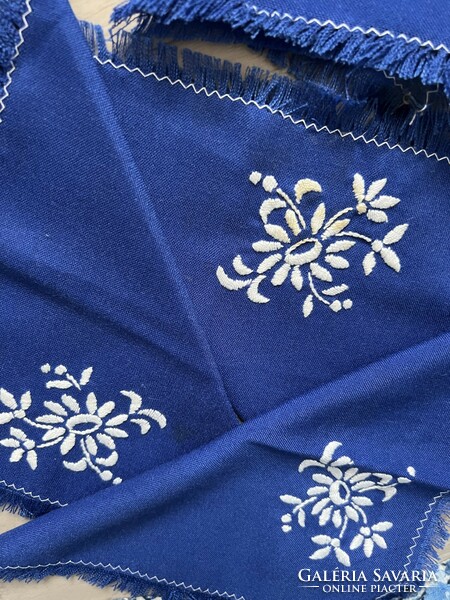 Large tablecloth embroidered on blue canvas - with 7 napkins - 122x162 cm