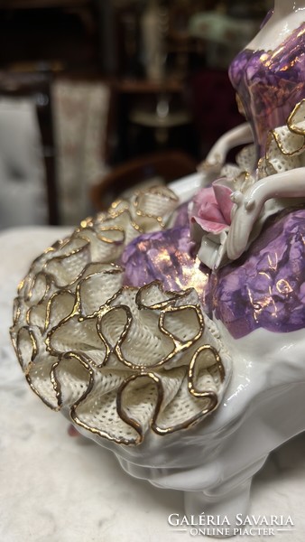 Ülő hölgy lila csipkés ruhában - Alba Julia porcelán figura