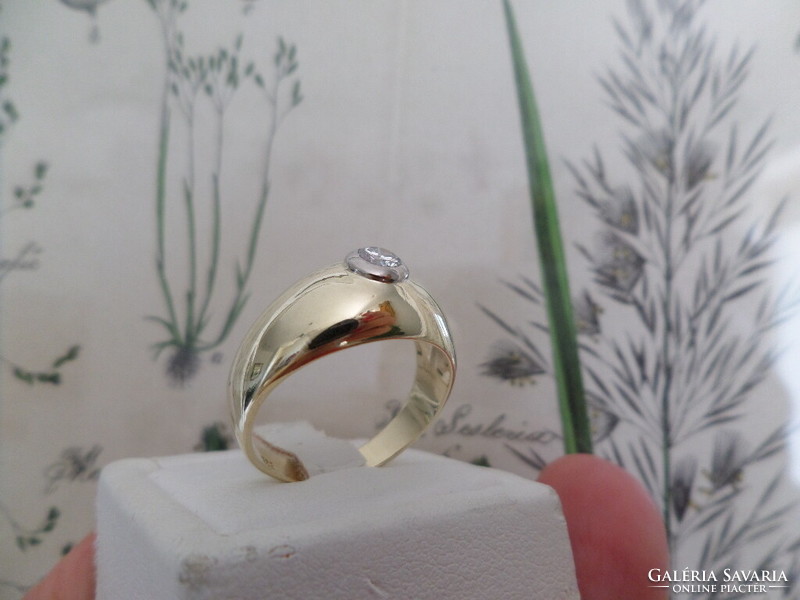 Wide gold ring with 1 diamond